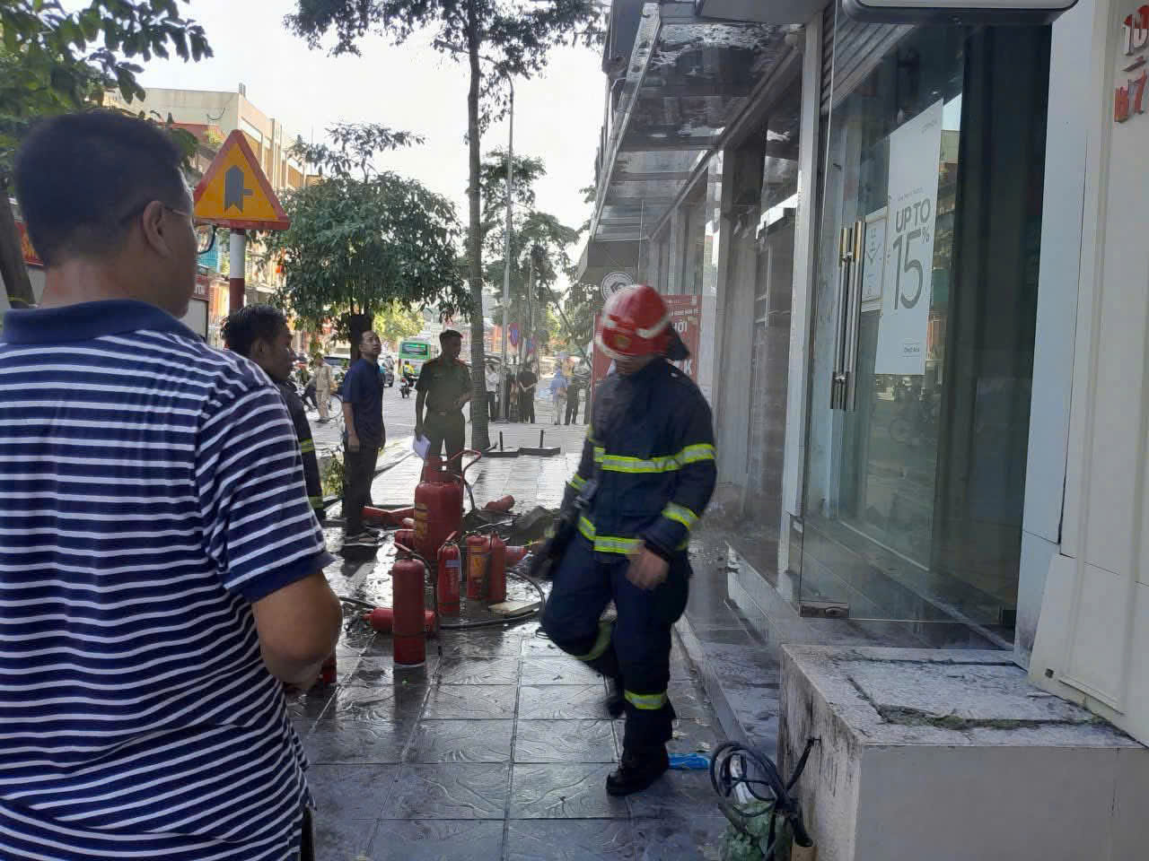 Hà Nội: Cháy cửa hàng trên phố, người dân livestream gây tắc đường - Ảnh 1. Hà Nội: Cháy cửa hàng trên phố, người dân livestream gây tắc đường - Ảnh 1.