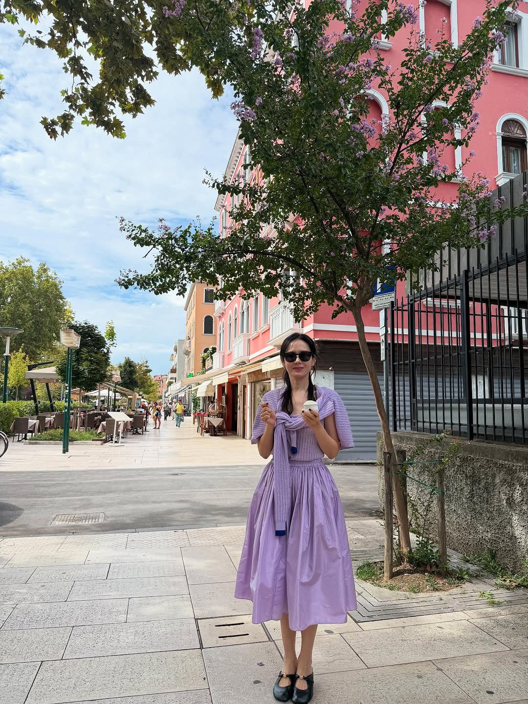 Son Ye Jin diện váy tím tại Venice: Bí quyết trẻ trung cho phụ nữ ngoài 40- Ảnh 1. Son Ye Jin diện váy tím tại Venice: Bí quyết trẻ trung cho phụ nữ ngoài 40- Ảnh 1.