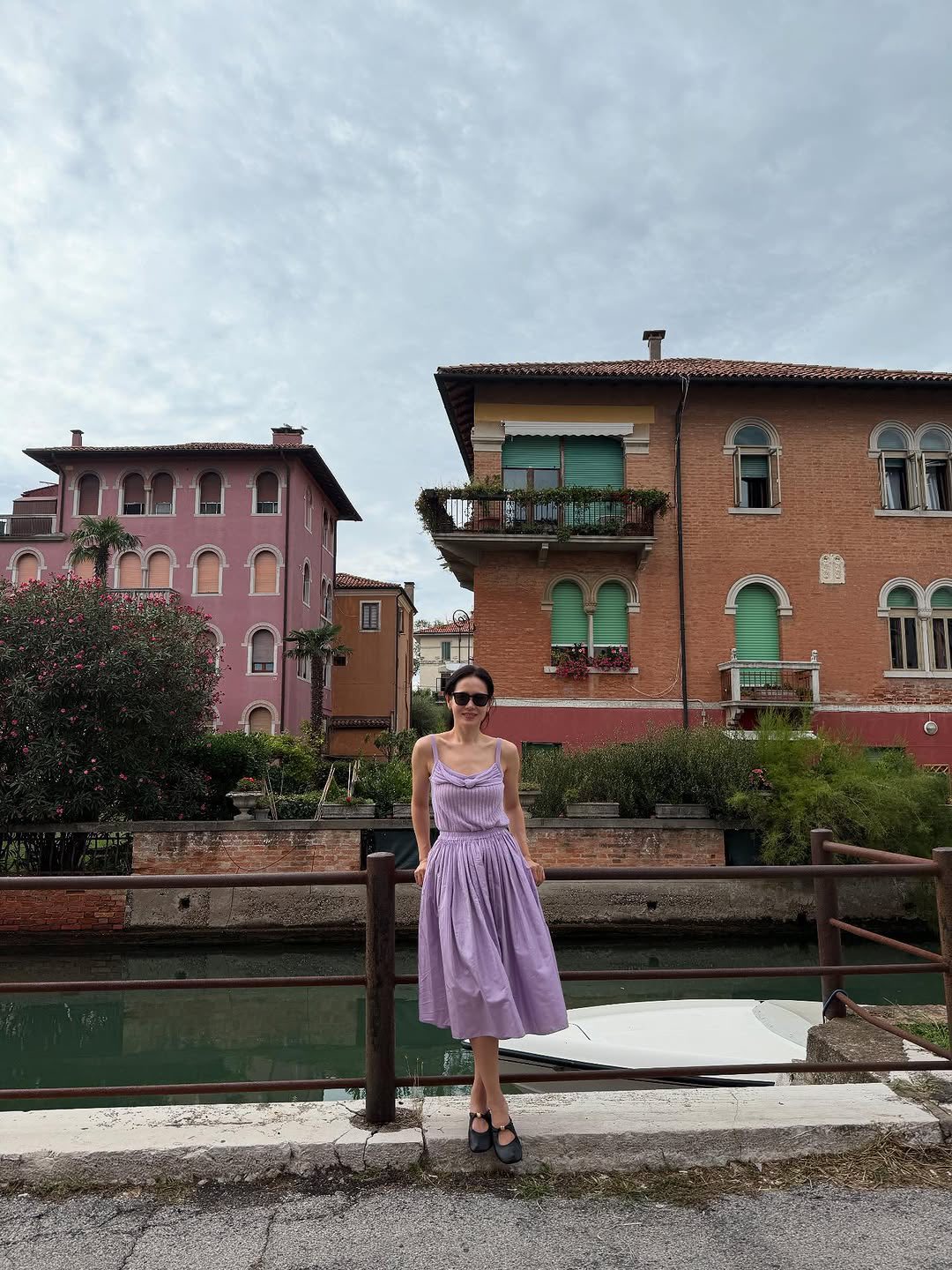 Son Ye Jin diện váy tím tại Venice: Bí quyết trẻ trung cho phụ nữ ngoài 40- Ảnh 3. Son Ye Jin diện váy tím tại Venice: Bí quyết trẻ trung cho phụ nữ ngoài 40- Ảnh 3.