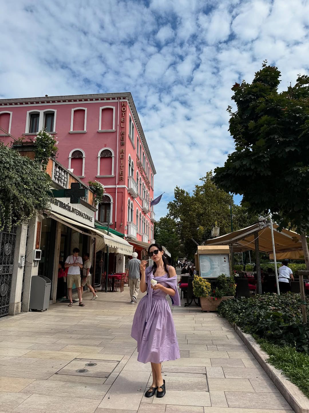 Son Ye Jin diện váy tím tại Venice: Bí quyết trẻ trung cho phụ nữ ngoài 40- Ảnh 2. Son Ye Jin diện váy tím tại Venice: Bí quyết trẻ trung cho phụ nữ ngoài 40- Ảnh 2.