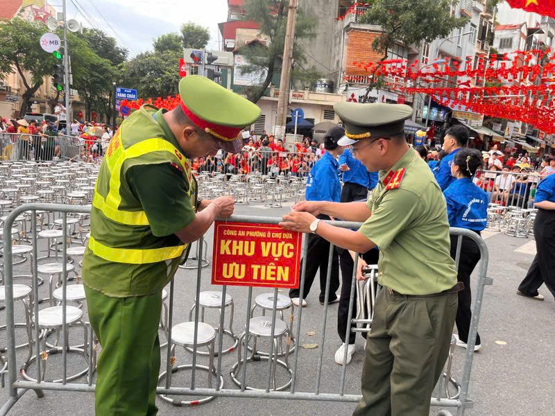 Công an Hà Nội đề nghị người dân không dựng lều giữ chỗ xem diễu binh - Ảnh 1. Công an Hà Nội đề nghị người dân không dựng lều giữ chỗ xem diễu binh - Ảnh 1.