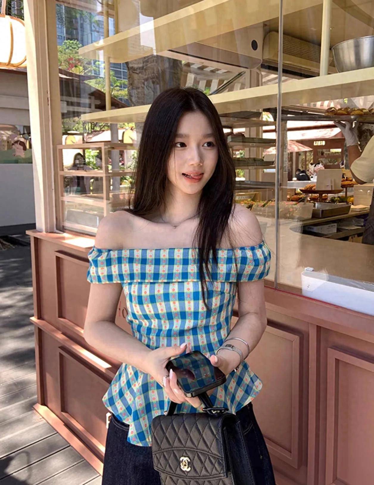 Nàng sành mặc đều có một chiếc áo trễ vai trong tủ - bạn thì sao?- Ảnh 1. Nàng sành mặc đều có một chiếc áo trễ vai trong tủ - bạn thì sao?- Ảnh 1.