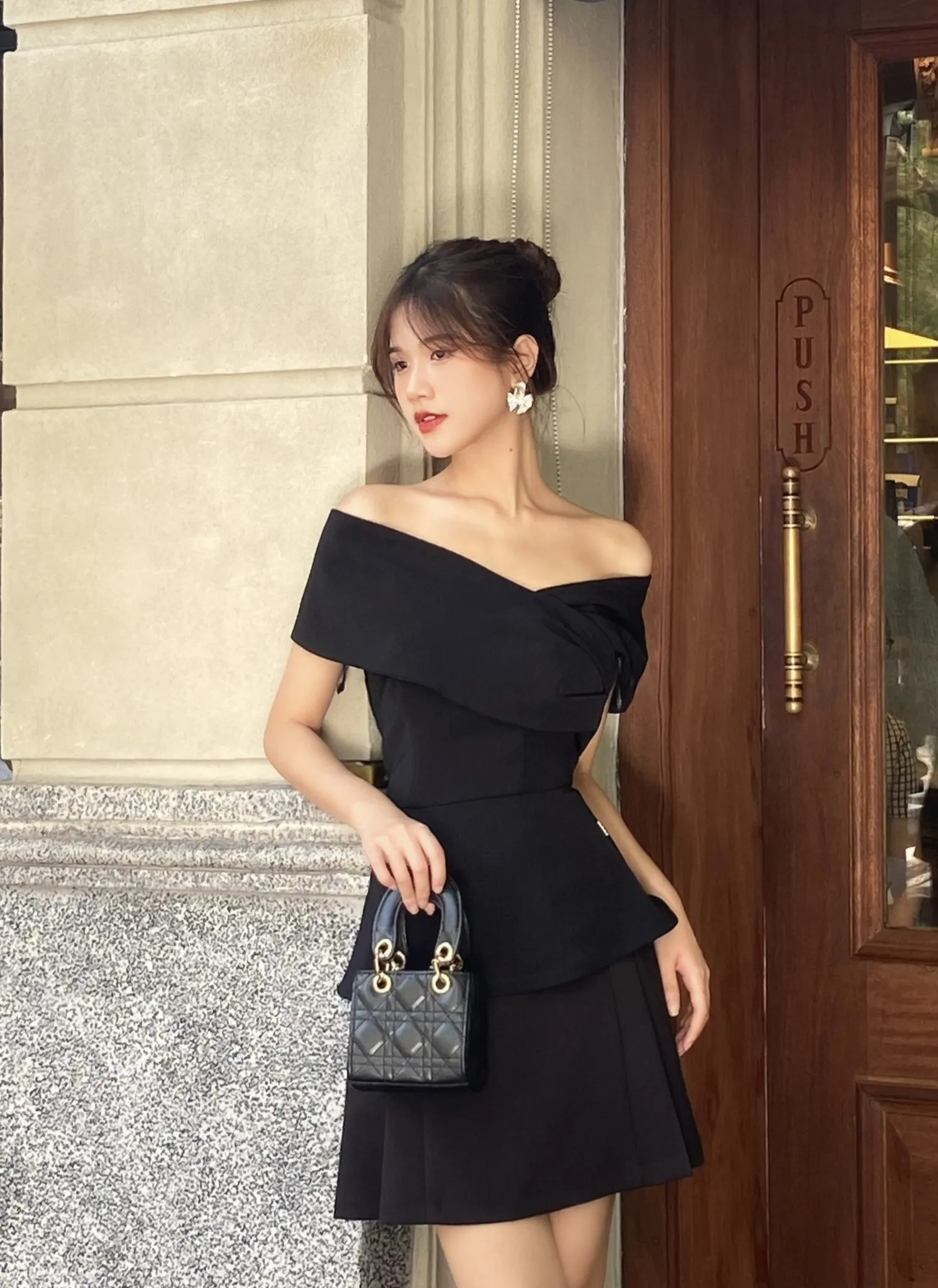 Nàng sành mặc đều có một chiếc áo trễ vai trong tủ - bạn thì sao?- Ảnh 12. Nàng sành mặc đều có một chiếc áo trễ vai trong tủ - bạn thì sao?- Ảnh 12.