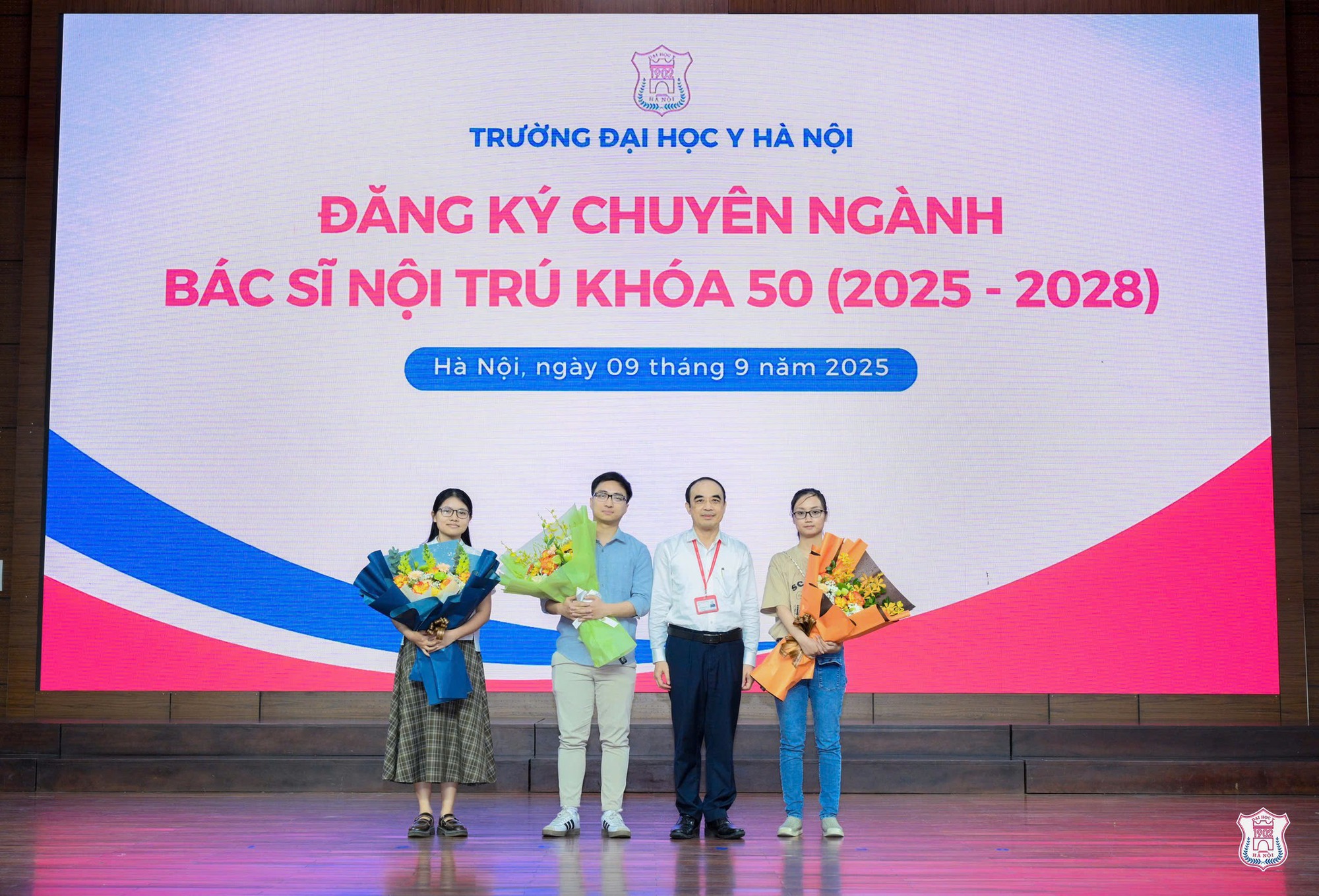 Chân dung chàng trai "tinh hoa trong tinh hoa" - thủ khoa kỳ thi bác sĩ nội trú đang hot nhất hiện nay! - Ảnh 2. Chân dung chàng trai "tinh hoa trong tinh hoa" - thủ khoa kỳ thi bác sĩ nội trú đang hot nhất hiện nay! - Ảnh 2.