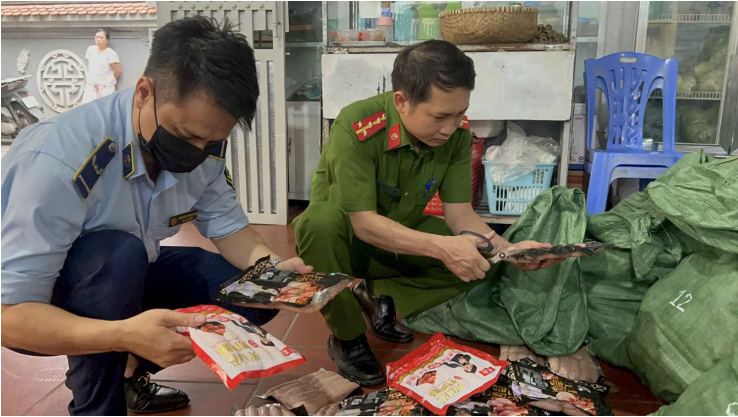 Hà Nội: Thu giữ gần 1 tấn xúc xích, lạp xưởng nướng đá "trôi nổi" bán cho khu vực cổng trường học- Ảnh 1. Hà Nội: Thu giữ gần 1 tấn xúc xích, lạp xưởng nướng đá "trôi nổi" bán cho khu vực cổng trường học- Ảnh 1.