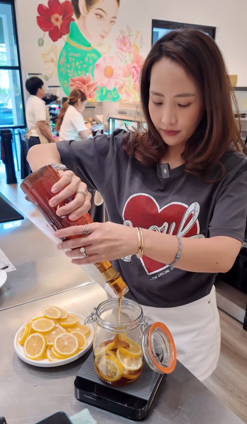 Phu nhân Thủ tướng Thái Lan 39 tuổi trẻ đẹp phát hờn: Từ lâu đã kết thân 1 loại nước thải mỡ, làm trắng da, người Việt không lạ vì thường dùng chữa ho, viêm họng- Ảnh 4.
