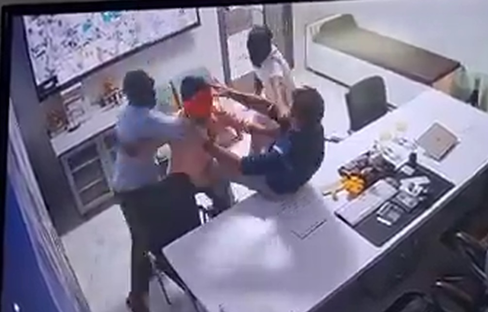 Nhóm người lao vào bệnh viện, tát bác sĩ 11 cái trong 6 giây - Ảnh 1. Nhóm người lao vào bệnh viện, tát bác sĩ 11 cái trong 6 giây - Ảnh 1.