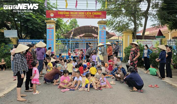 Phụ huynh phản đối chuyển điểm trường, gần trăm trẻ mầm non phải nghỉ học - Ảnh 1. Phụ huynh phản đối chuyển điểm trường, gần trăm trẻ mầm non phải nghỉ học - Ảnh 1.