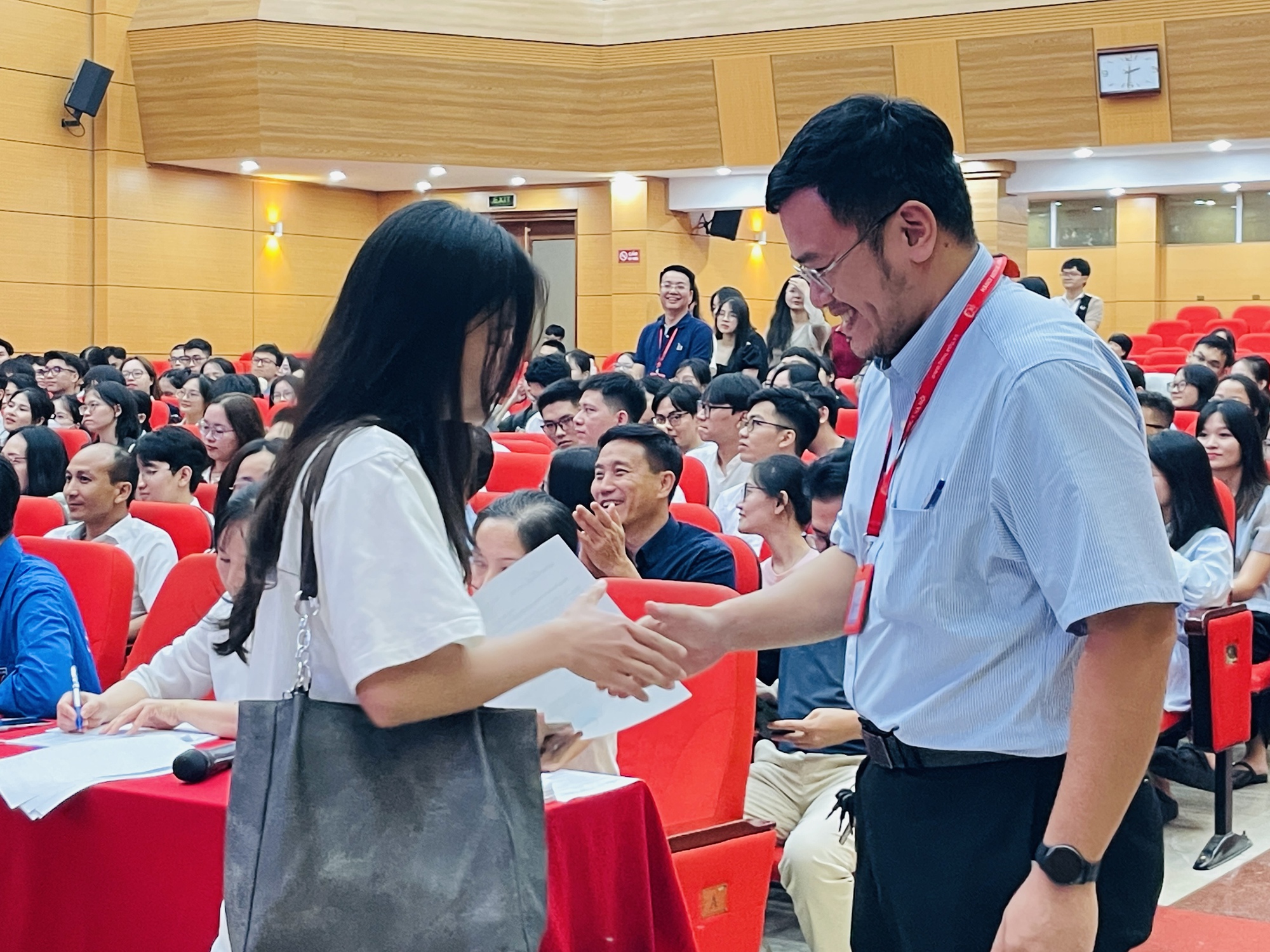 Ngô Thu Hà và Vũ Ngọc Duy: Thủ khoa nổi bật ngành bác sĩ nội trú Trường ĐH Y Hà Nội - Ảnh 6. Ngô Thu Hà và Vũ Ngọc Duy: Thủ khoa nổi bật ngành bác sĩ nội trú Trường ĐH Y Hà Nội - Ảnh 6.