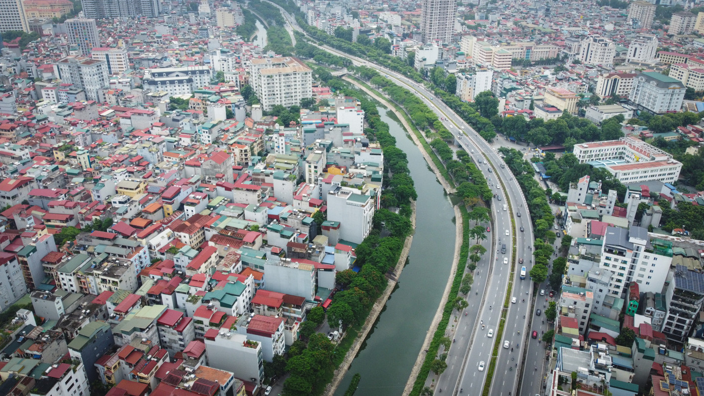 Người dân hồ hởi vợt cá sau khi sông Tô Lịch được bổ cập nước từ Hồ Tây - Ảnh 15. Người dân hồ hởi vợt cá sau khi sông Tô Lịch được bổ cập nước từ Hồ Tây - Ảnh 15.
