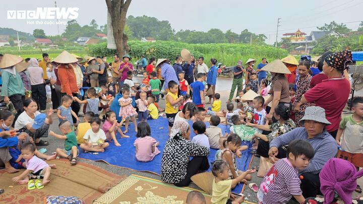 Phụ huynh phản đối chuyển điểm trường, gần trăm trẻ mầm non phải nghỉ học - Ảnh 2. Phụ huynh phản đối chuyển điểm trường, gần trăm trẻ mầm non phải nghỉ học - Ảnh 2.