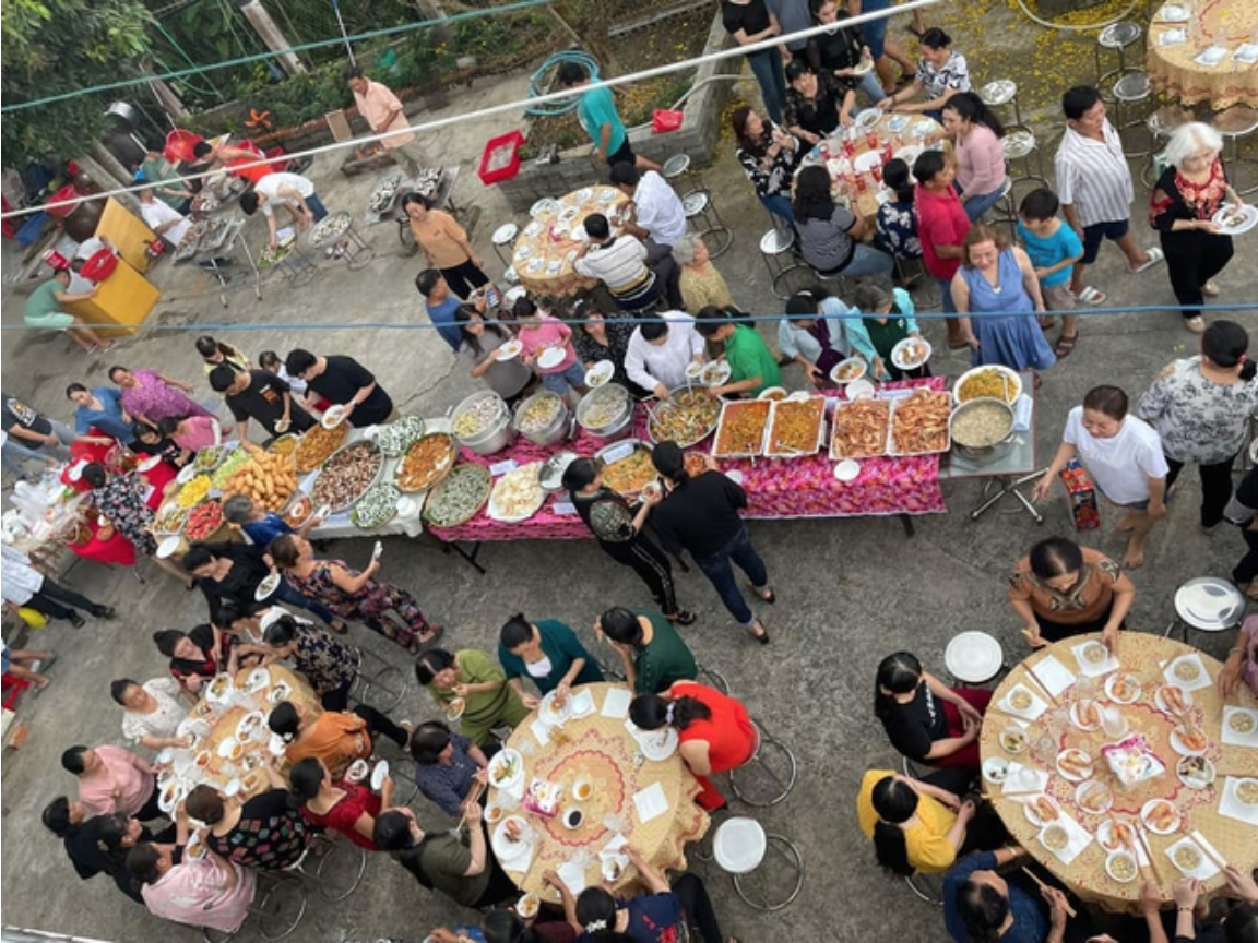Đám giỗ miền Tây "lên đời" thành tiệc buffet: Bàn tiệc dài như quầy tại nhà hàng, món nào cũng xịn khiến ai cũng bất ngờ - Ảnh 1. Đám giỗ miền Tây "lên đời" thành tiệc buffet: Bàn tiệc dài như quầy tại nhà hàng, món nào cũng xịn khiến ai cũng bất ngờ - Ảnh 1.