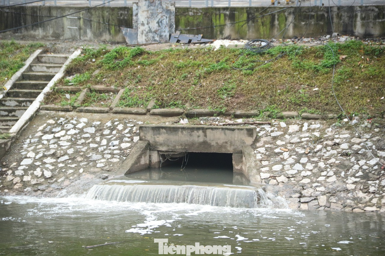 Người dân hồ hởi vợt cá sau khi sông Tô Lịch được bổ cập nước từ Hồ Tây - Ảnh 14. Người dân hồ hởi vợt cá sau khi sông Tô Lịch được bổ cập nước từ Hồ Tây - Ảnh 14.