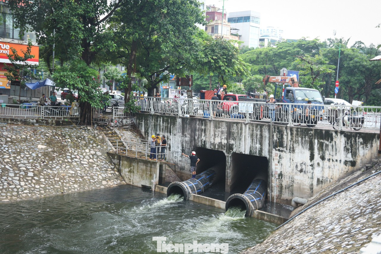 Người dân hồ hởi vợt cá sau khi sông Tô Lịch được bổ cập nước từ Hồ Tây - Ảnh 1. Người dân hồ hởi vợt cá sau khi sông Tô Lịch được bổ cập nước từ Hồ Tây - Ảnh 1.