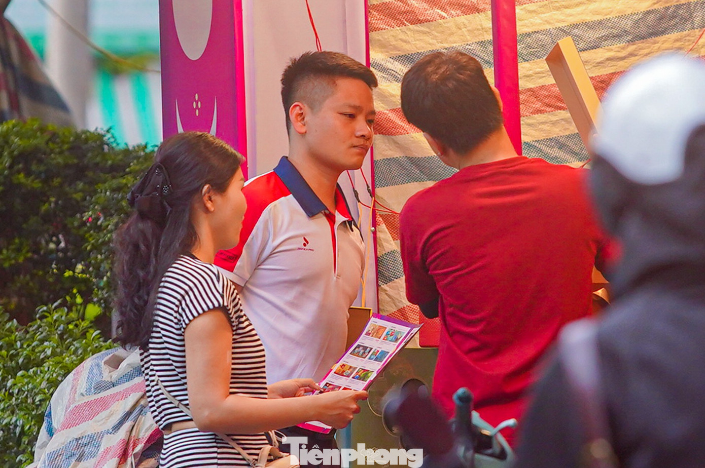Bánh trung thu 'đổ bộ' khắp phố, tưởng không ế mà... ế không tưởng - Ảnh 12. Bánh trung thu 'đổ bộ' khắp phố, tưởng không ế mà... ế không tưởng - Ảnh 12.