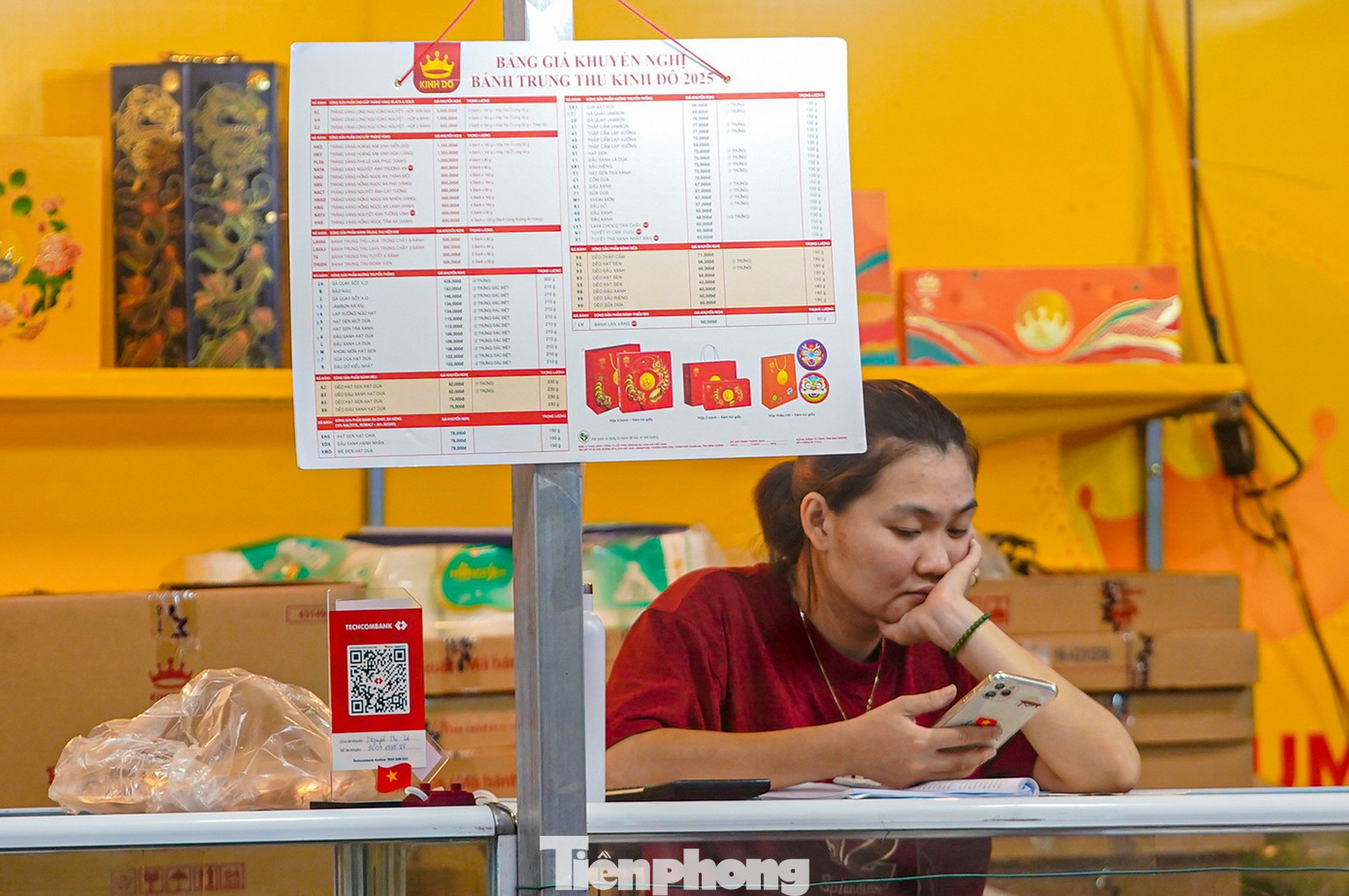 Bánh trung thu 'đổ bộ' khắp phố, tưởng không ế mà... ế không tưởng - Ảnh 10. Bánh trung thu 'đổ bộ' khắp phố, tưởng không ế mà... ế không tưởng - Ảnh 10.