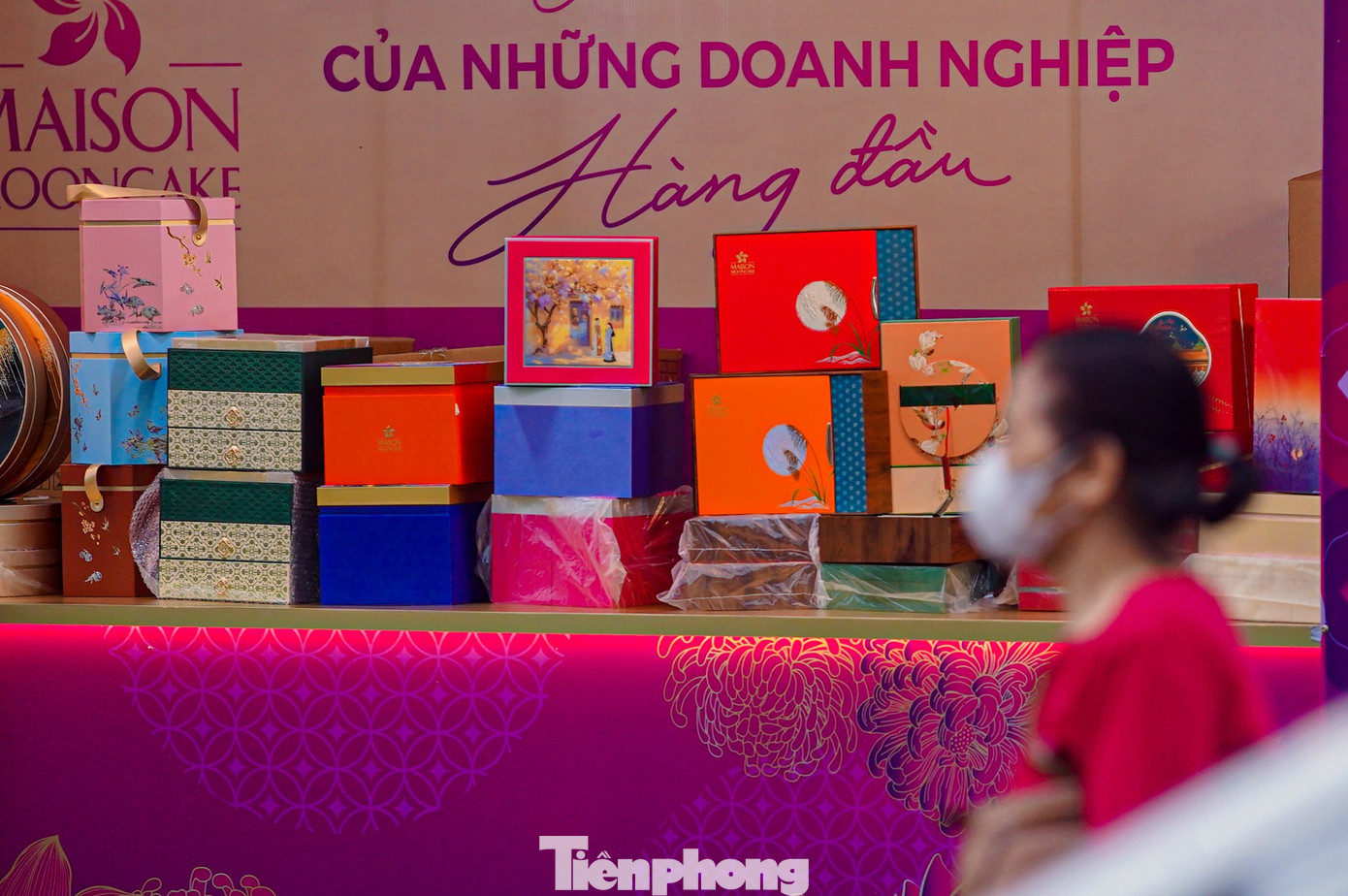 Bánh trung thu 'đổ bộ' khắp phố, tưởng không ế mà... ế không tưởng - Ảnh 17. Bánh trung thu 'đổ bộ' khắp phố, tưởng không ế mà... ế không tưởng - Ảnh 17.