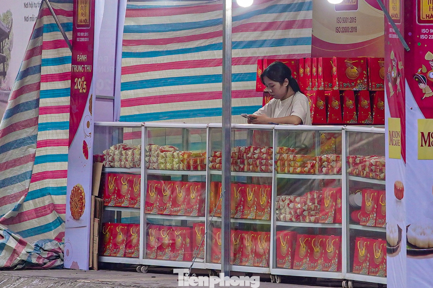 Bánh trung thu 'đổ bộ' khắp phố, tưởng không ế mà... ế không tưởng - Ảnh 4. Bánh trung thu 'đổ bộ' khắp phố, tưởng không ế mà... ế không tưởng - Ảnh 4.
