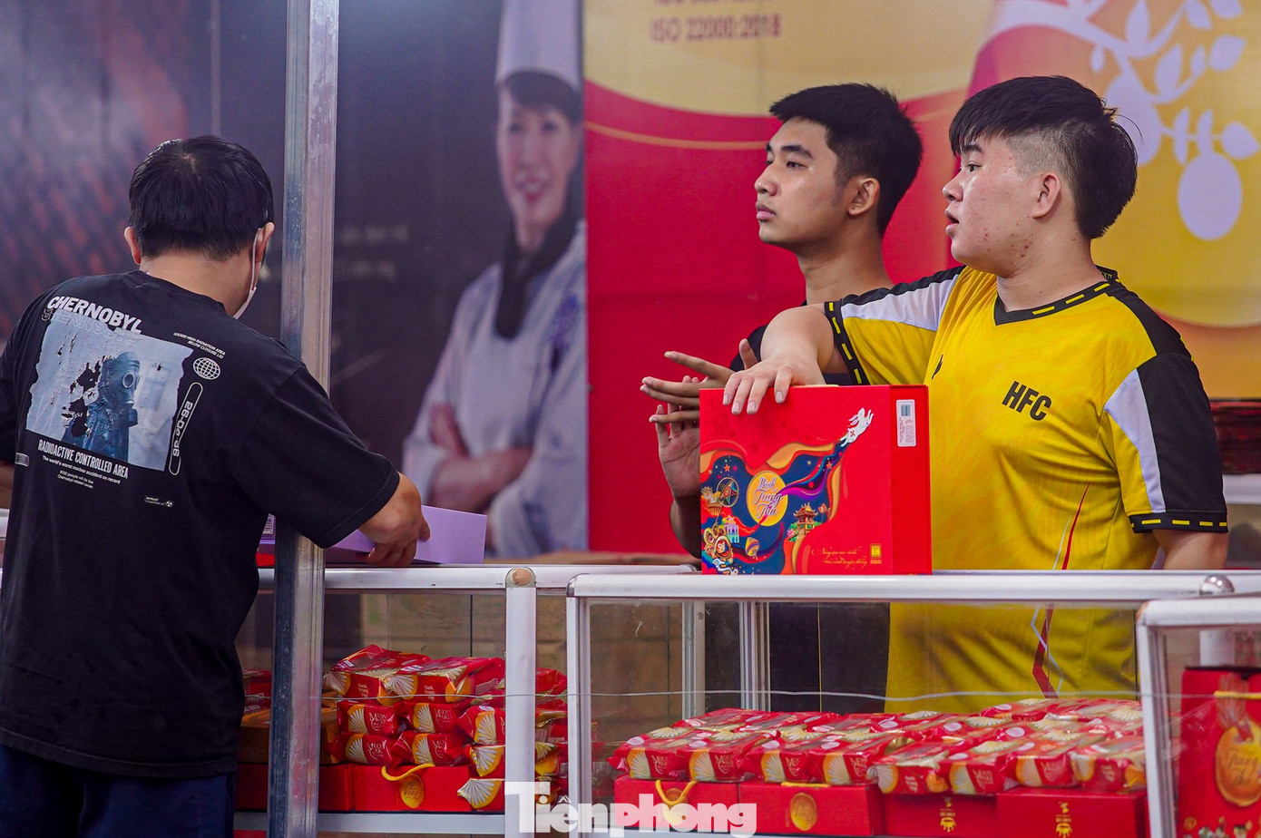 Bánh trung thu 'đổ bộ' khắp phố, tưởng không ế mà... ế không tưởng - Ảnh 15. Bánh trung thu 'đổ bộ' khắp phố, tưởng không ế mà... ế không tưởng - Ảnh 15.