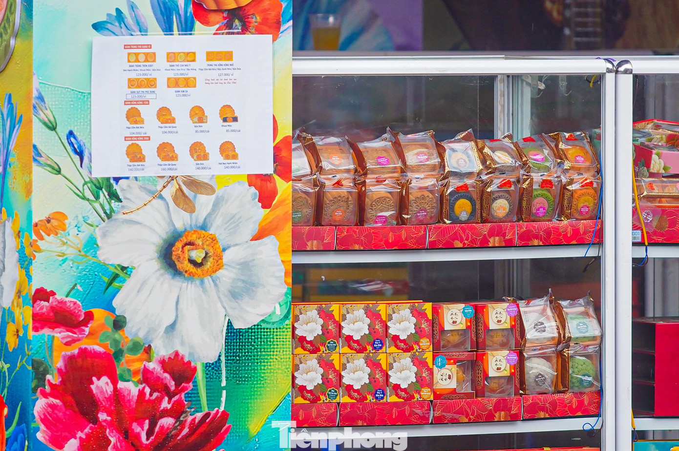 Bánh trung thu 'đổ bộ' khắp phố, tưởng không ế mà... ế không tưởng - Ảnh 14. Bánh trung thu 'đổ bộ' khắp phố, tưởng không ế mà... ế không tưởng - Ảnh 14.