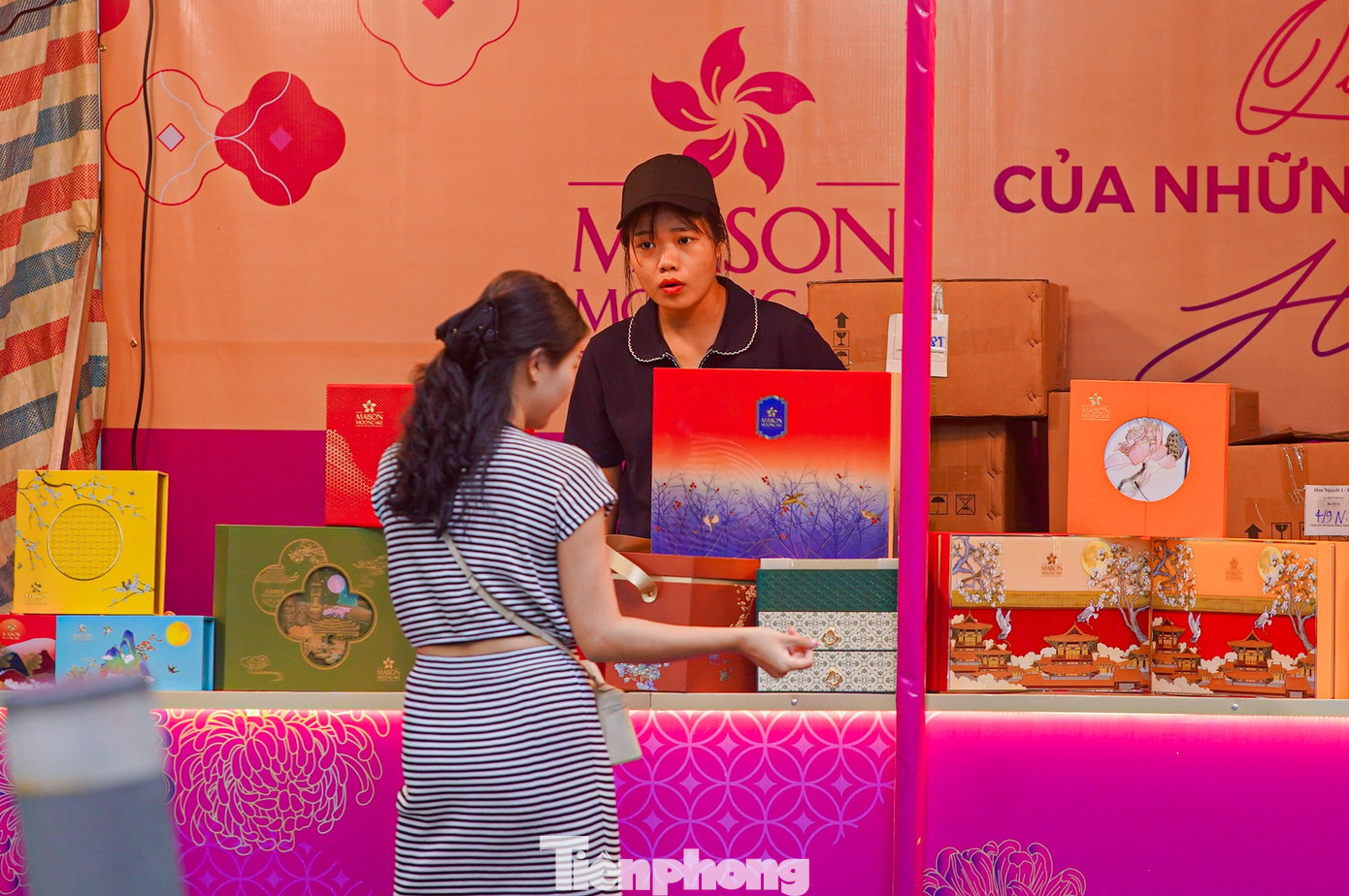 Bánh trung thu 'đổ bộ' khắp phố, tưởng không ế mà... ế không tưởng - Ảnh 9. Bánh trung thu 'đổ bộ' khắp phố, tưởng không ế mà... ế không tưởng - Ảnh 9.