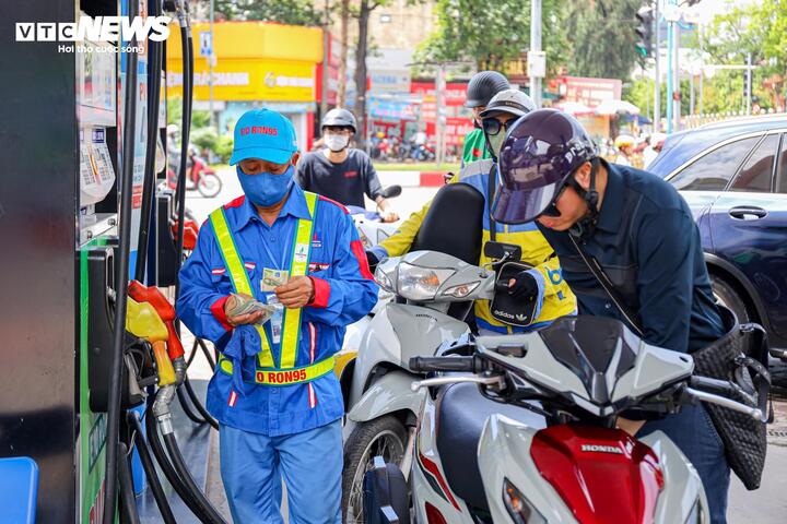 Sau 3 lần tăng liên tiếp, giá xăng ngày mai dự báo giảm - Ảnh 1. Sau 3 lần tăng liên tiếp, giá xăng ngày mai dự báo giảm - Ảnh 1.