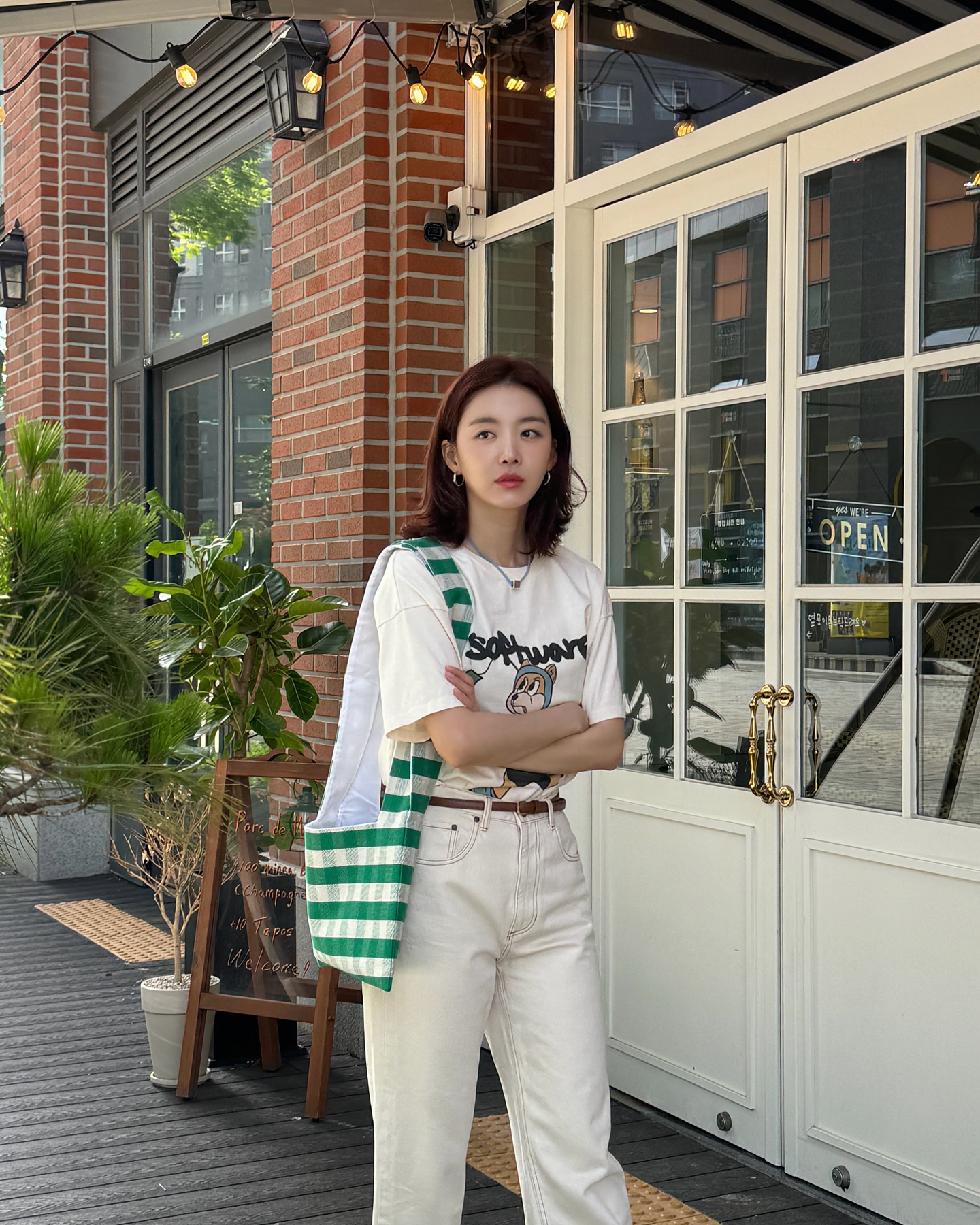Phụ nữ trên 40 tuổi cứ mặc quần jeans theo 10 cách này, tôi đảm bảo là đẹp - Ảnh 8.