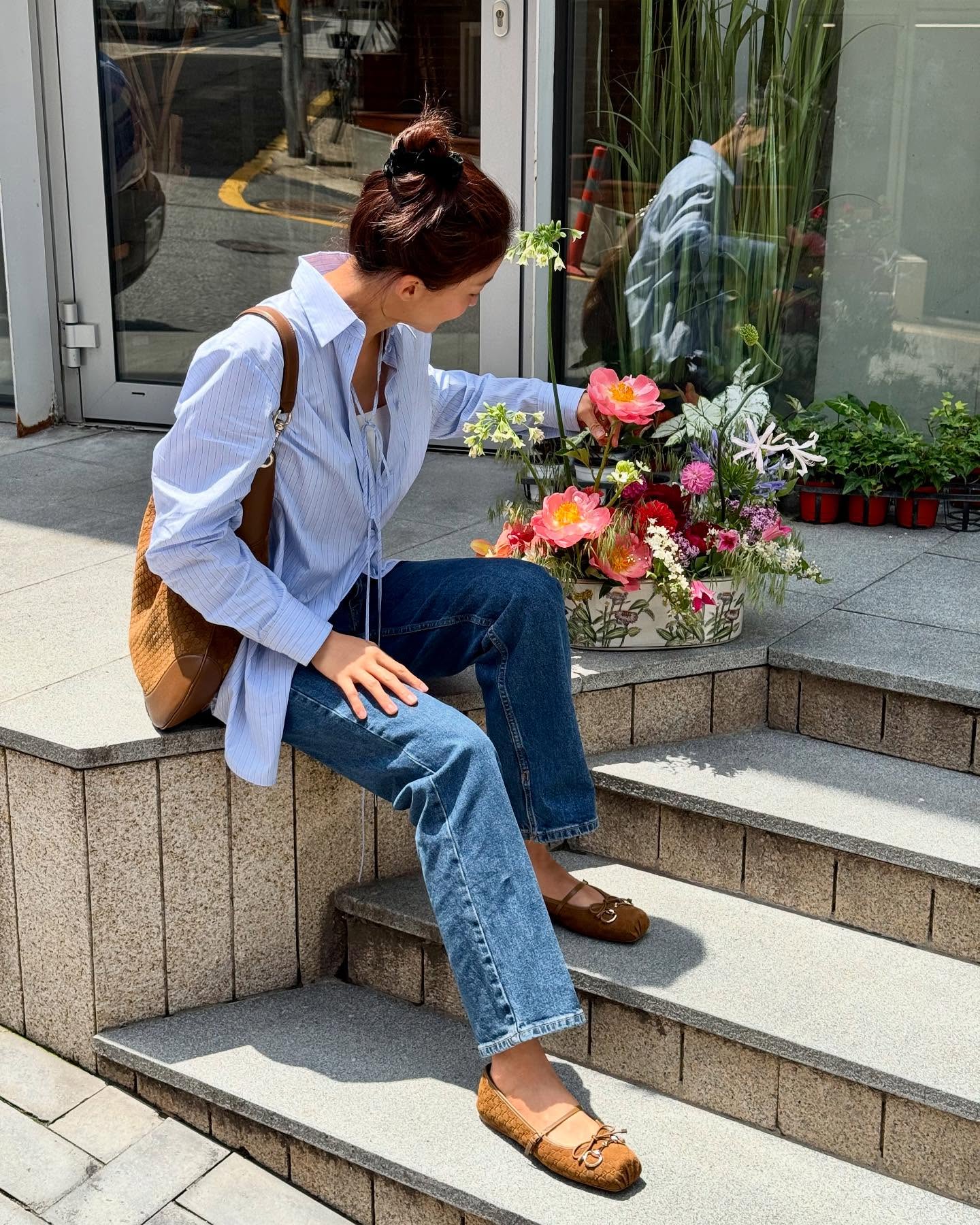 Phụ nữ trên 40 tuổi cứ mặc quần jeans theo 10 cách này, tôi đảm bảo là đẹp - Ảnh 6.