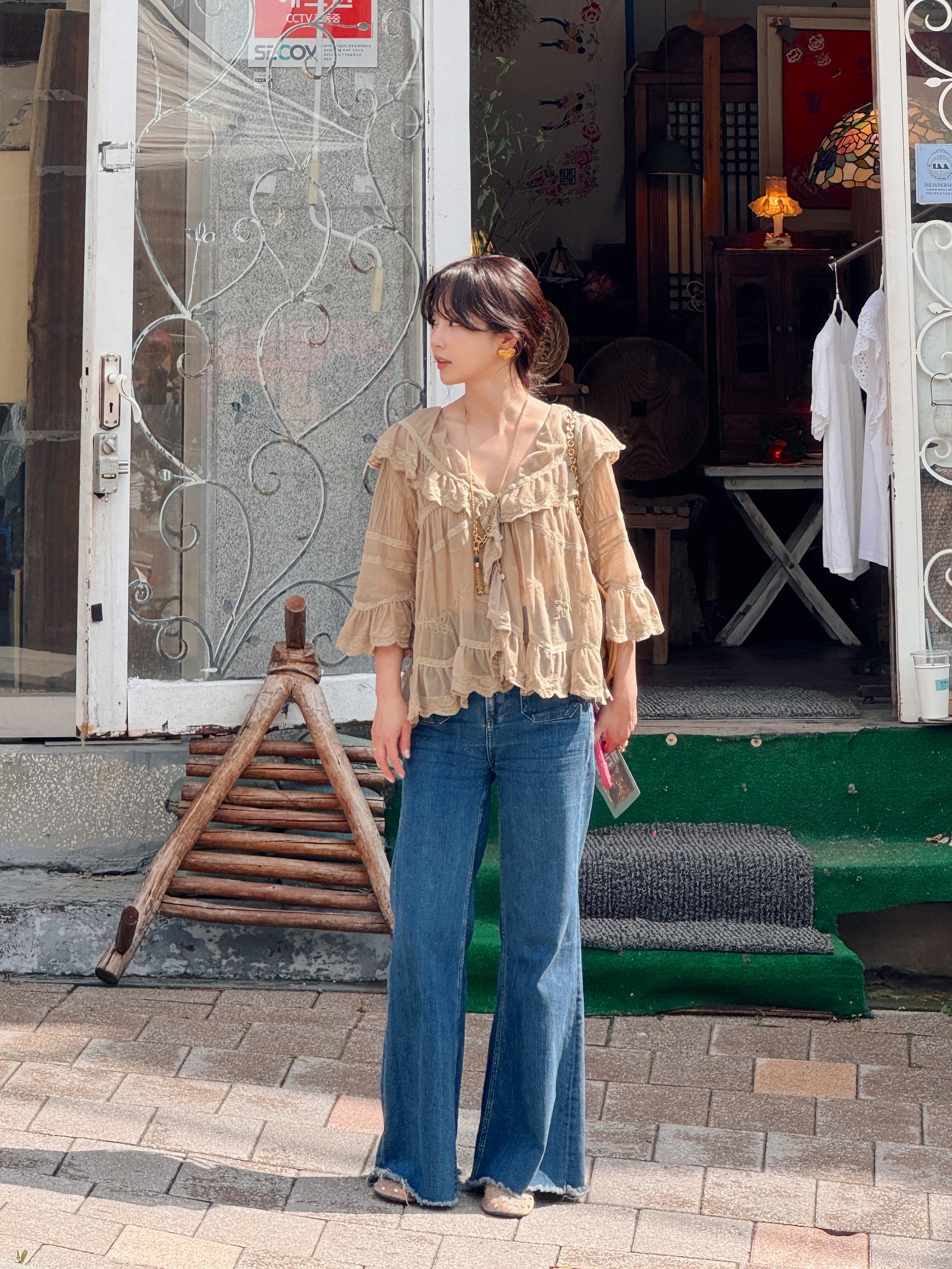 Phụ nữ trên 40 tuổi cứ mặc quần jeans theo 10 cách này, tôi đảm bảo là đẹp - Ảnh 5.