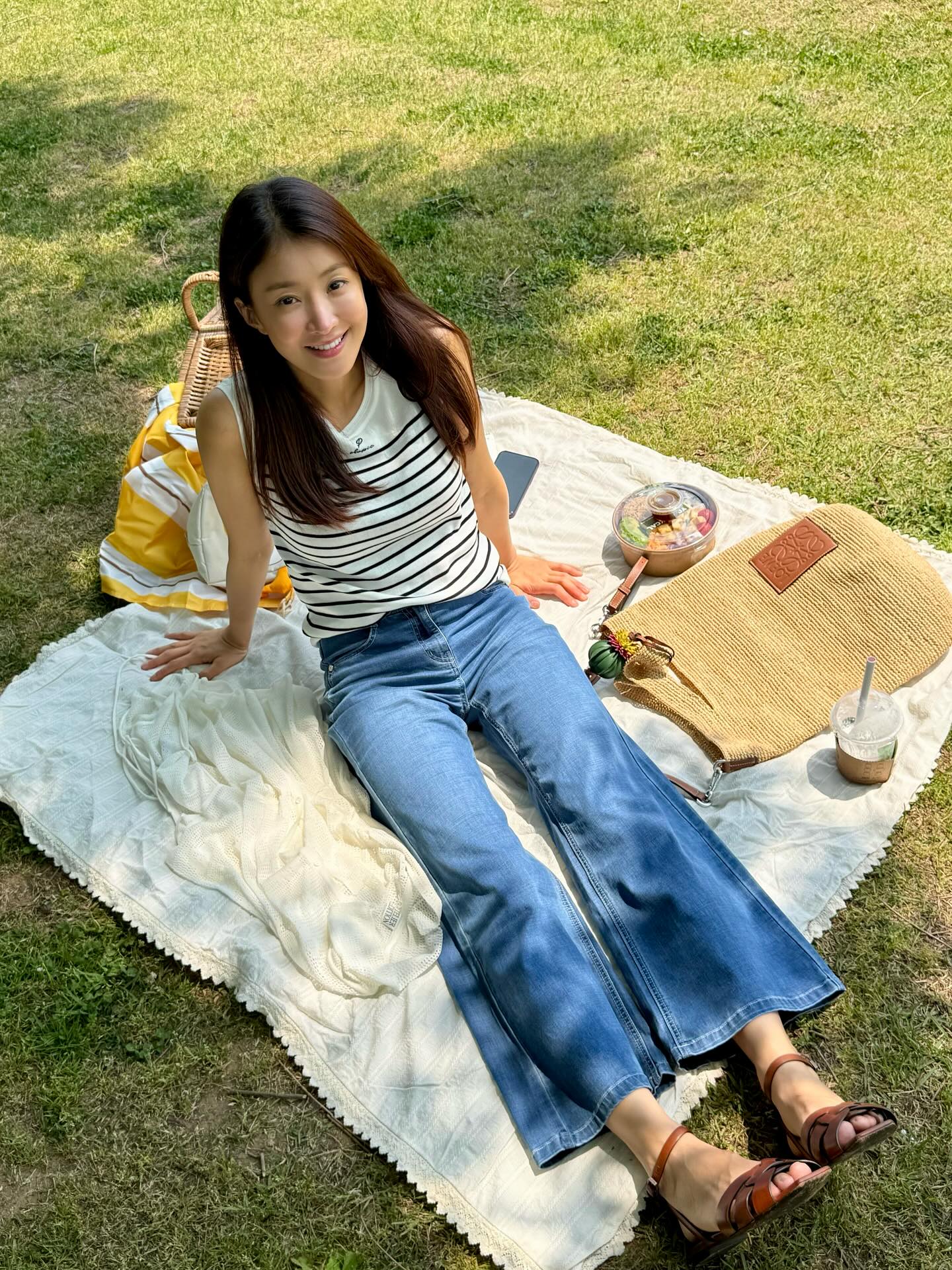 Phụ nữ trên 40 tuổi cứ mặc quần jeans theo 10 cách này, tôi đảm bảo là đẹp - Ảnh 4.