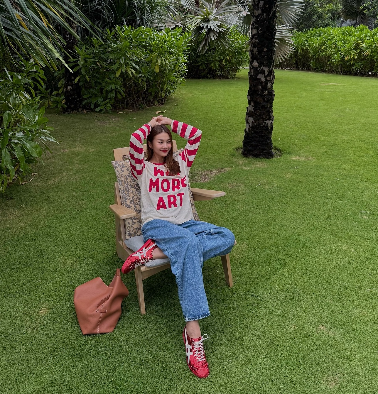 Phụ nữ trên 40 tuổi cứ mặc quần jeans theo 10 cách này, tôi đảm bảo là đẹp - Ảnh 2.