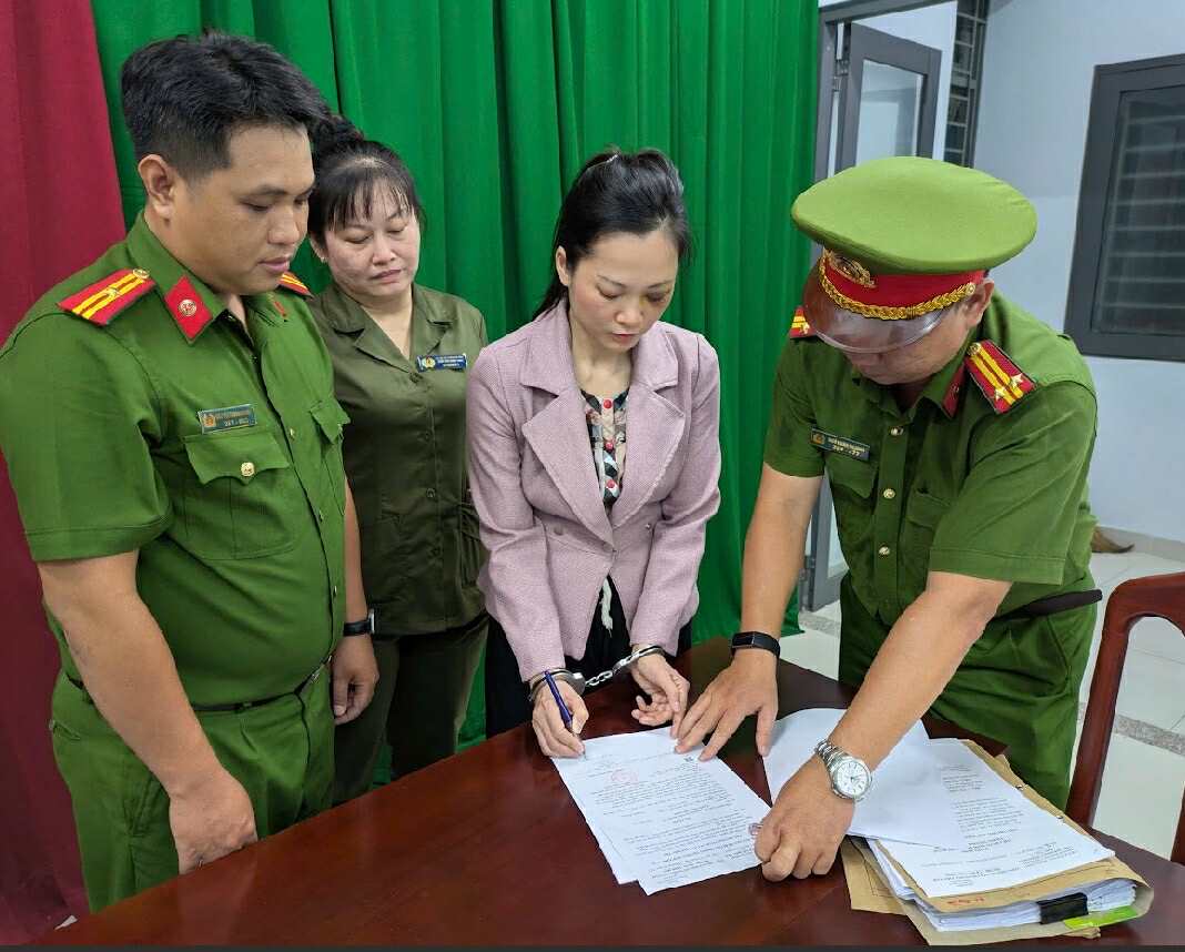 Bắt khẩn cấp chủ nha khoa Tuyết Chinh hành hung khách hàng ở TP.HCM - Ảnh 2. Bắt khẩn cấp chủ nha khoa Tuyết Chinh hành hung khách hàng ở TP.HCM - Ảnh 2.