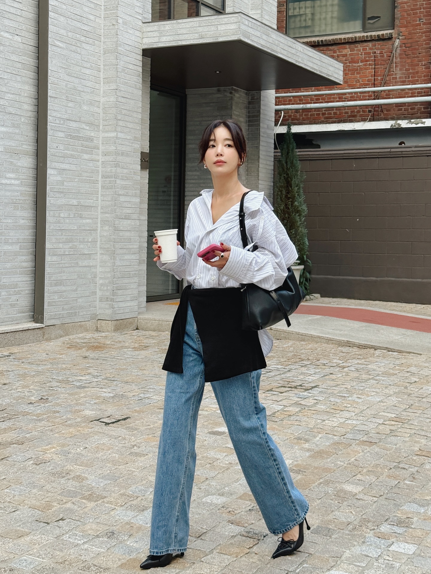 Phụ nữ trên 40 tuổi cứ mặc quần jeans theo 10 cách này, tôi đảm bảo là đẹp - Ảnh 1.