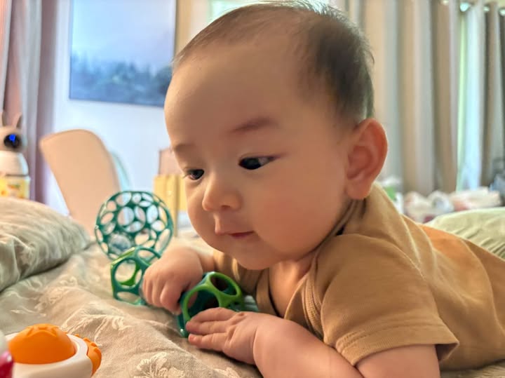 Em bé Liam vừa tròn 4 tháng, hot mom Yến Phương tặng ngay cho quý tử cặp bình sữa hot hit của thương hiệu quốc dân- Ảnh 2.