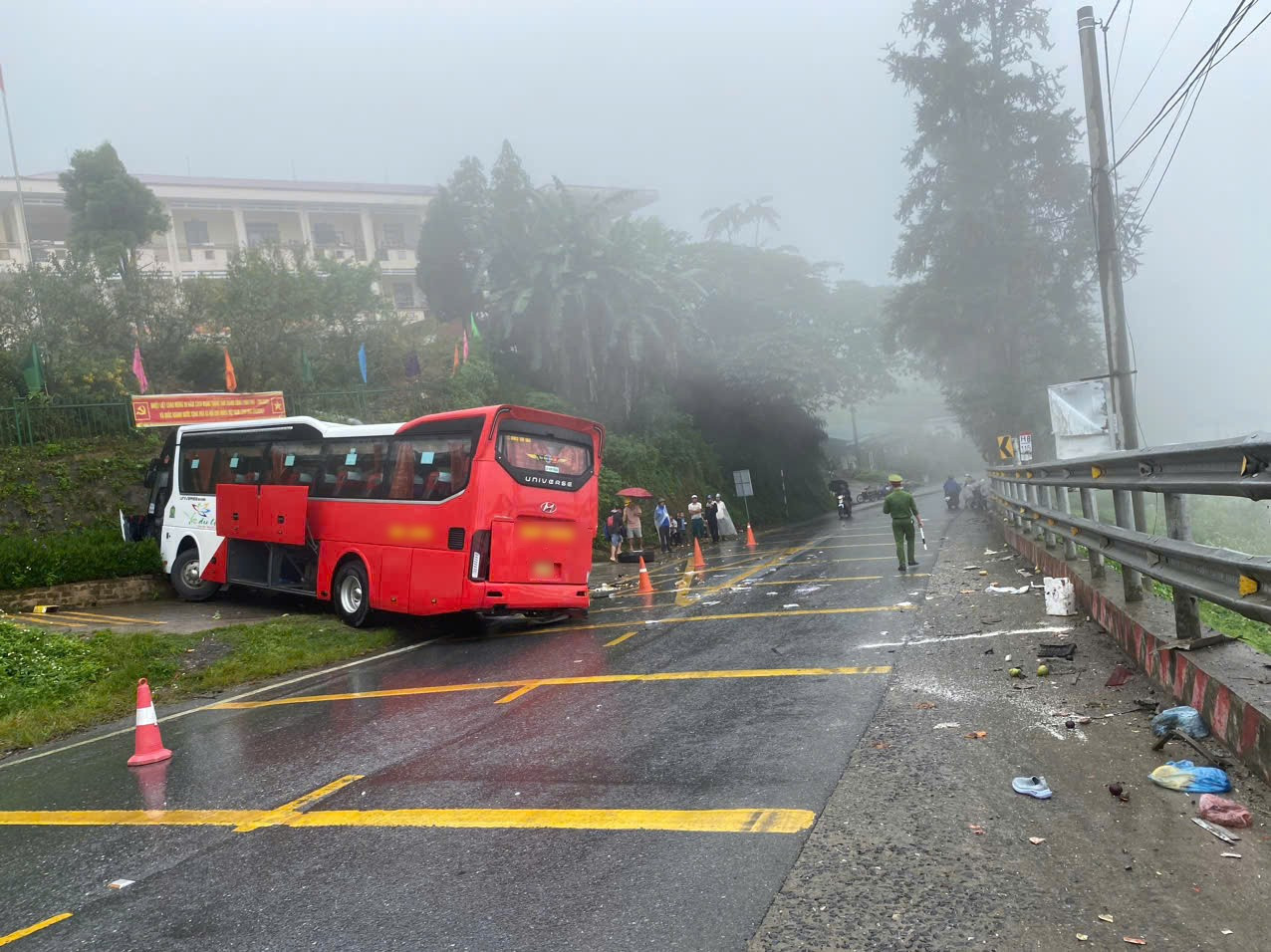 Kinh hãi xe khách chở 36 người trôi trên đường đèo Ô Quy Hồ rồi đâm vào trường học - Ảnh 1.