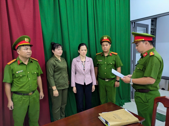 Vụ bắt khẩn cấp bác sĩ Nguyễn Thị Tuyết Chinh: Cô gái bị hành hung hiện ra sao? - Ảnh 1.