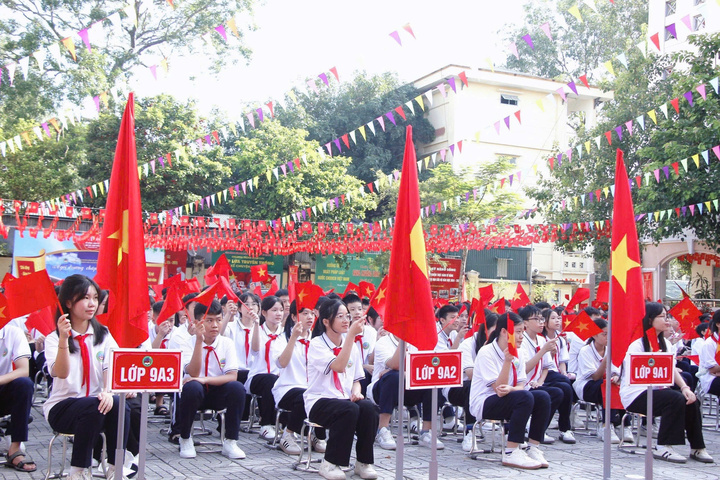 Thu tiền học sinh sai quy định, giáo viên bị xử phạt thế nào? - Ảnh 1. Thu tiền học sinh sai quy định, giáo viên bị xử phạt thế nào? - Ảnh 1.