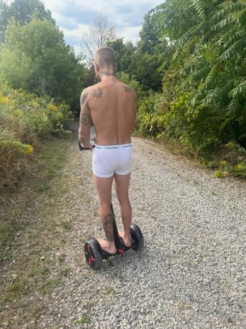justin-bieber-strips-tighty-whit-1757561298737177348924-1757575044572-1757575044677916797152.jpg