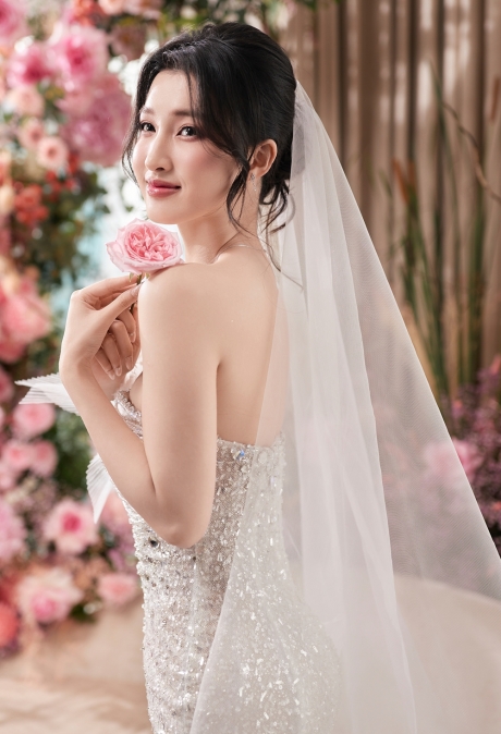phuong-nhi-the-hien-bst-ao-cuoi-cua-nha-thiet-ke-kim-anh-le-27-1691551303-1757508174145702693084-1757561458969-1757561459063722329328.jpg