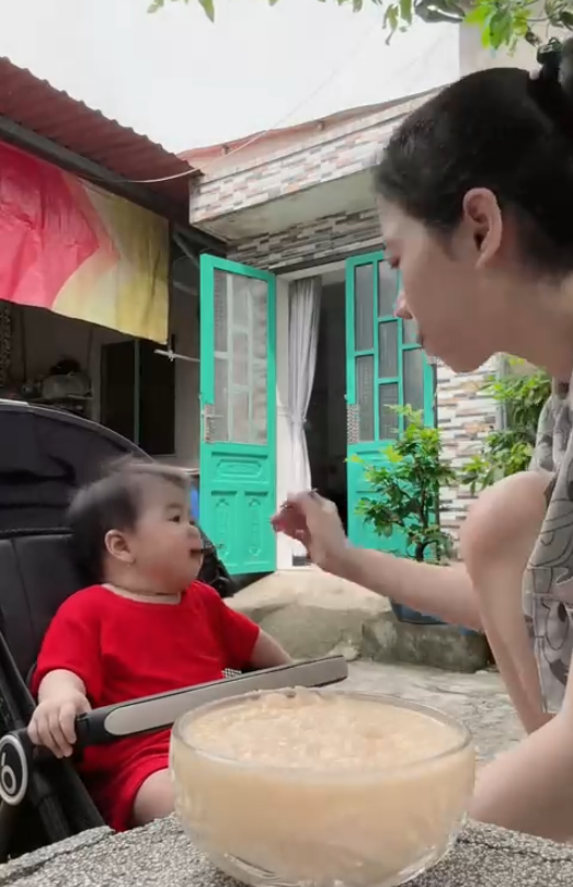 Gần 10 triệu người ngồi xem em bé mukbang ngon lành hết bát cháo vừa to vừa đầy- Ảnh 1.