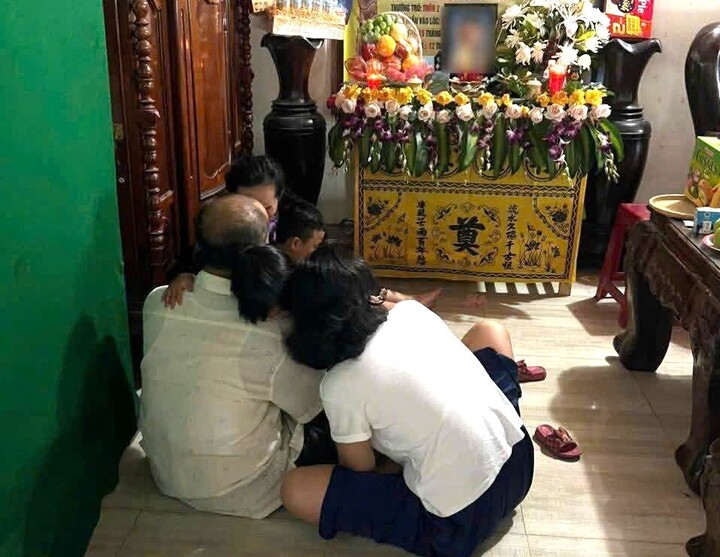 Xe v&agrave;o trường chở r&aacute;c t&ocirc;ng chết 1 học sinh: Mẹ kh&oacute;c nghẹn trước b&agrave;n thờ con trai - Ảnh 1.