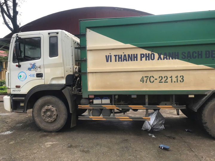Xe v&agrave;o trường chở r&aacute;c t&ocirc;ng chết 1 học sinh: Mẹ kh&oacute;c nghẹn trước b&agrave;n thờ con trai - Ảnh 2.