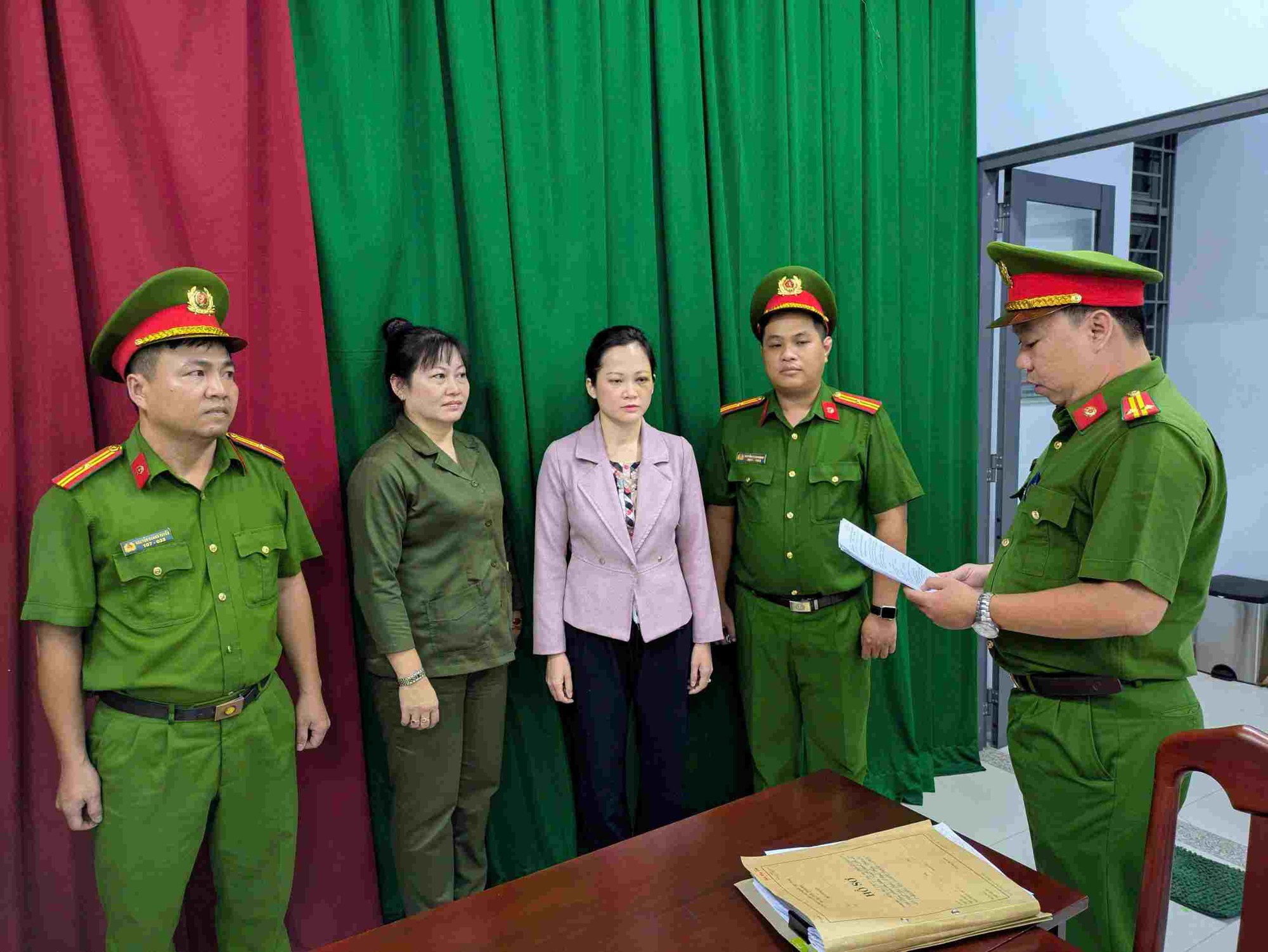 Bác sĩ Tuyết Chinh bị bắt khẩn cấp về tội gì? - Ảnh 1. Bác sĩ Tuyết Chinh bị bắt khẩn cấp về tội gì? - Ảnh 1.