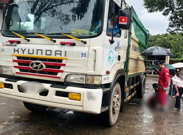 Vụ bé trai bị xe rác tông tử vong ở trường: Nhà trường lên tiếng việc không có camera tại khu vực tai nạn - Ảnh 1.