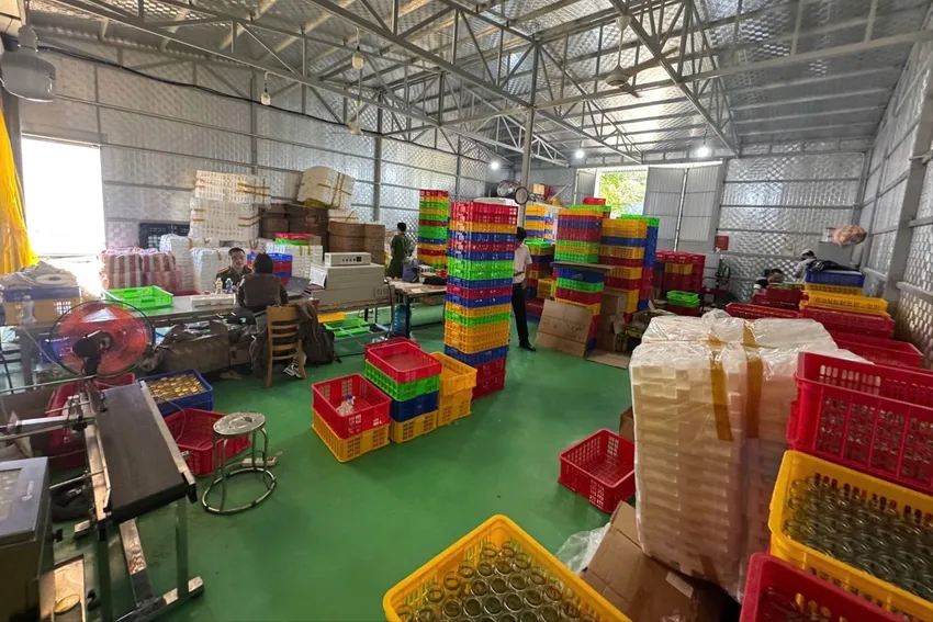 Cận cảnh quy mô gây choáng của &quot;tổng kho&quot; sản xuất nước yến giả tại Đà Nẵng - Ảnh 7.