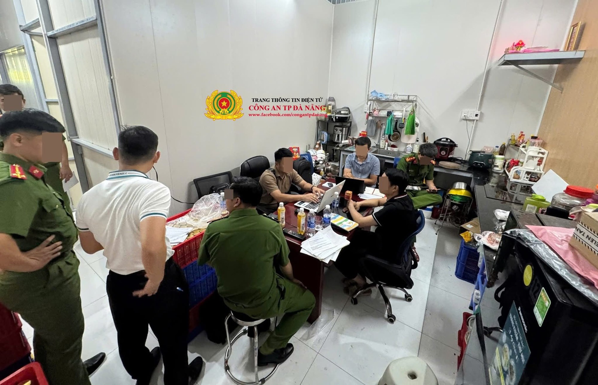 Cận cảnh quy mô gây choáng của &quot;tổng kho&quot; sản xuất nước yến giả tại Đà Nẵng - Ảnh 10.