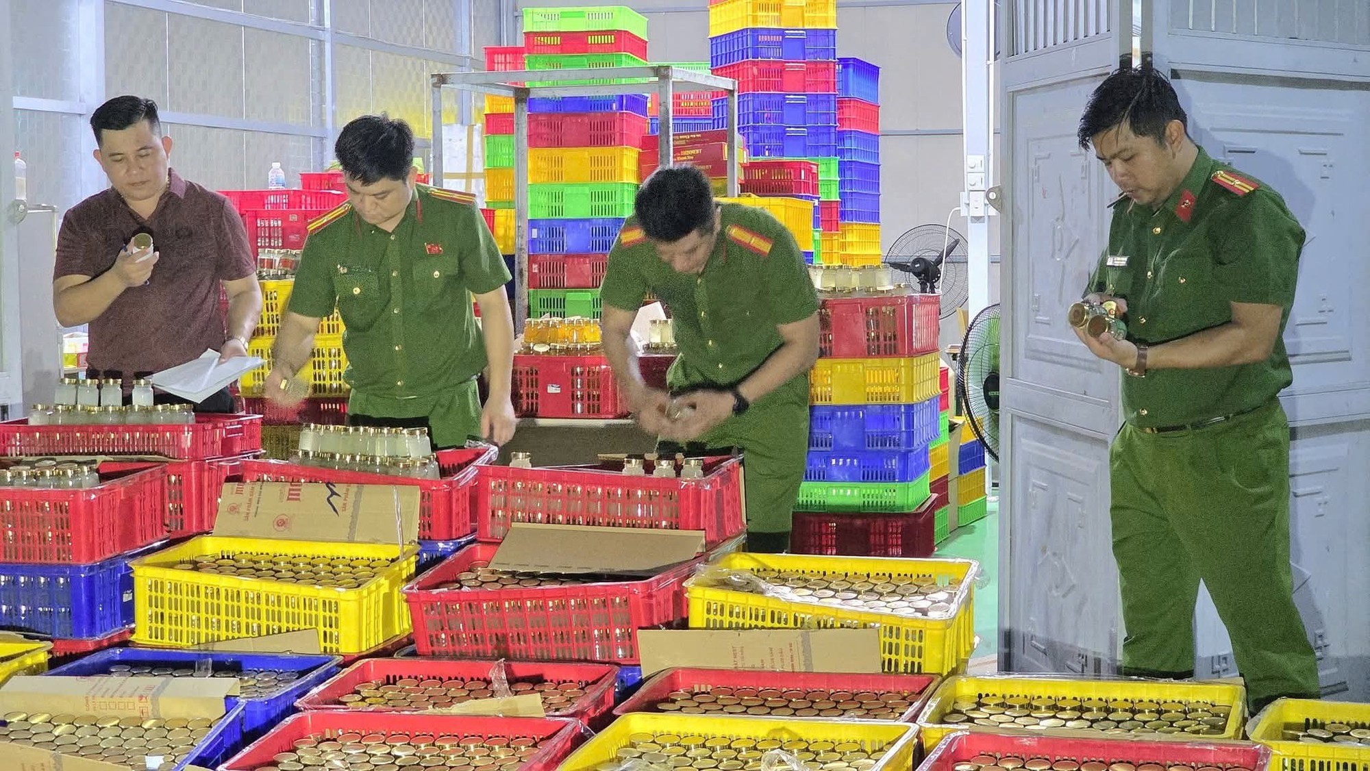 Cận cảnh quy mô gây choáng của &quot;tổng kho&quot; sản xuất nước yến giả tại Đà Nẵng - Ảnh 3.
