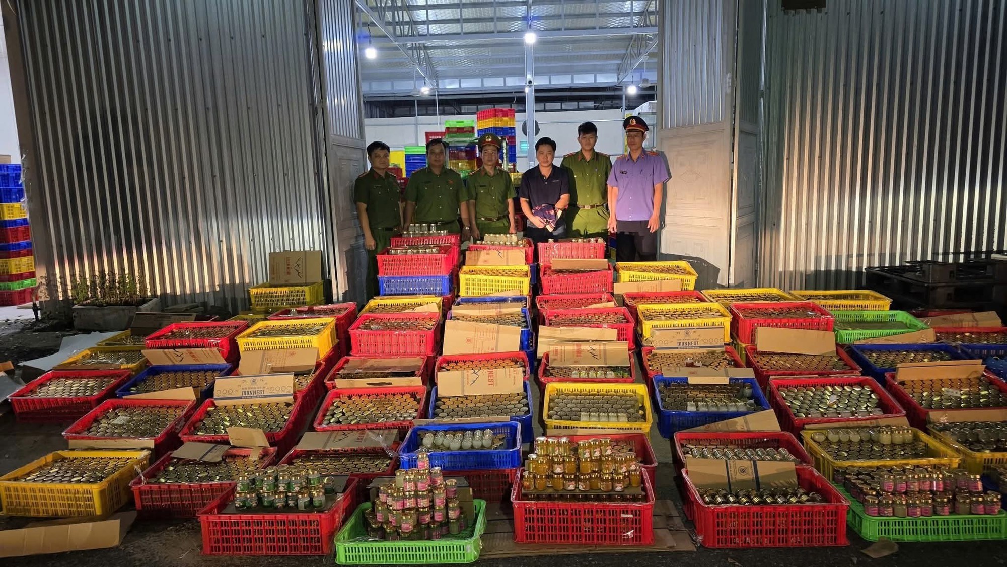 Cận cảnh quy mô gây choáng của &quot;tổng kho&quot; sản xuất nước yến giả tại Đà Nẵng - Ảnh 2.