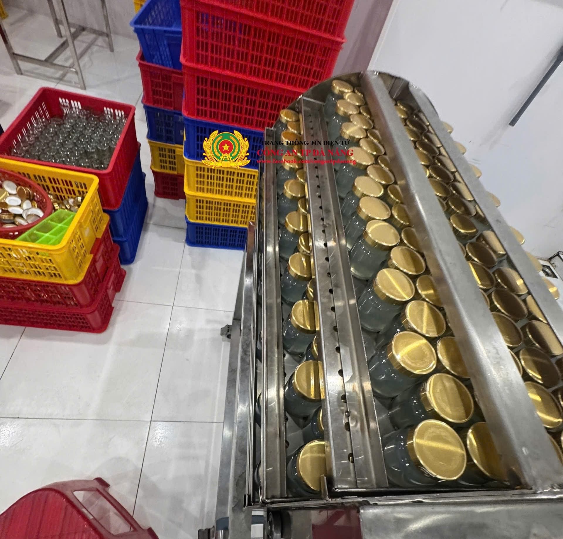 Cận cảnh quy mô gây choáng của &quot;tổng kho&quot; sản xuất nước yến giả tại Đà Nẵng - Ảnh 8.