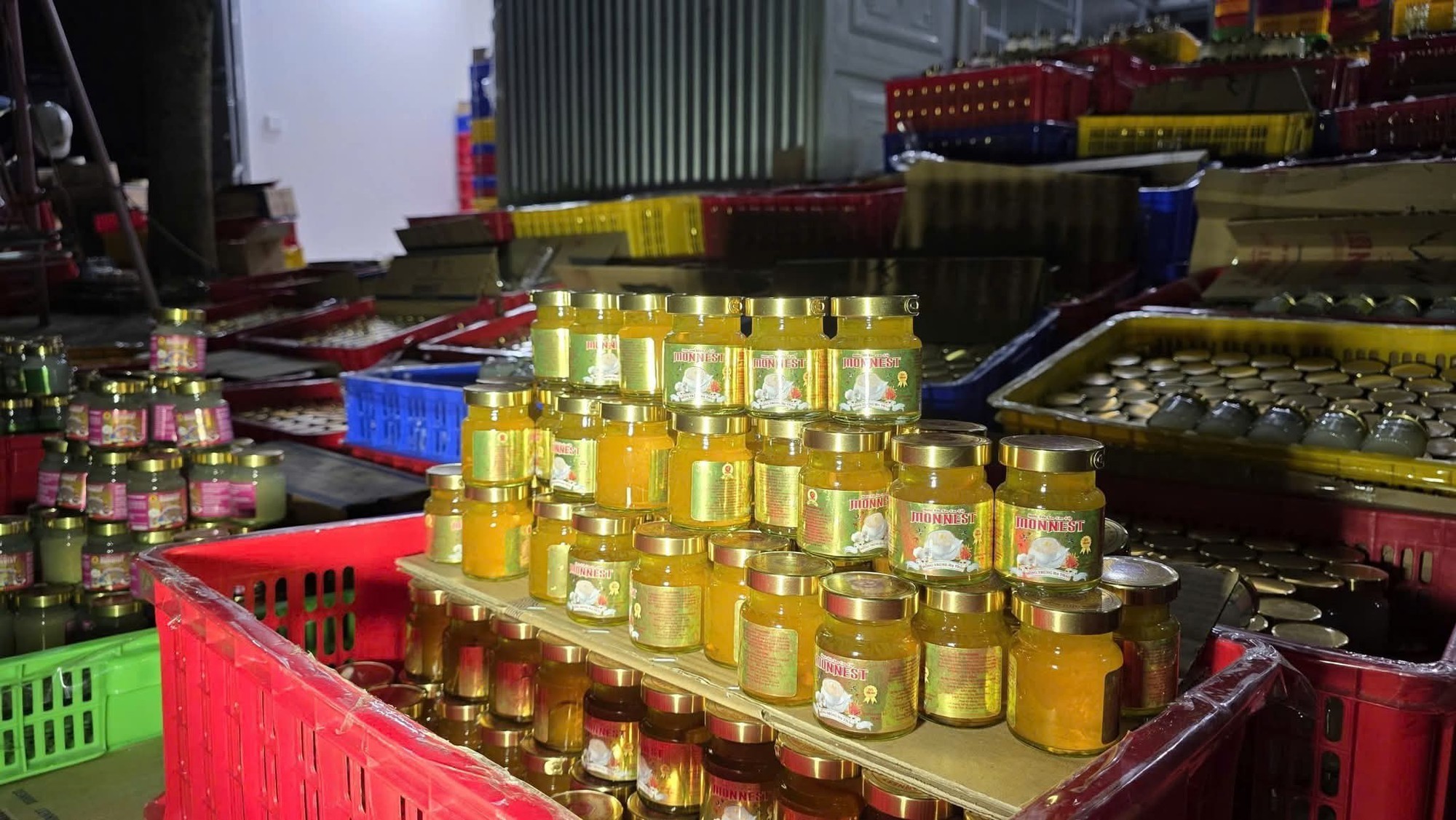 Cận cảnh quy mô gây choáng của &quot;tổng kho&quot; sản xuất nước yến giả tại Đà Nẵng - Ảnh 4.